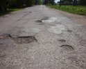 Дорога межмуниципального значения «Селижарово-Ключи», 28 ОП МЗ 28Н-1442, 2 класс, в т.ч.:
- отрезок «Селижарово – М.Гольтино – 15 км» - протяжённость 16,1 км – асфальтовое покрытие; 
- отрезок «15 км - Ключи» - 18 км – гравийный участок дороги.

Описываемый участок дороги: «пос. Селижарово – Крестцы» (10 км), асфальт.

Состояние: асфальтовая дорога в своём продолжении имеет трещины, выбоины, ямы, проломы, выкрашивание, износ поверхности, скопления жидкости (лужи) после дождя.
=========================
Вступление. Дорога «Селижарово-Ключи» имеет особое значение для района, соединяя Селижарово и придорожные деревни с другими районными центрами, например, Кувшиново и областным центром - Тверью. 
В противном случае, людям, при плохом состоянии дороги, в целях проезда к упомянутым городам, приходится делать лишнюю сотню километров объездного пути в противоположную сторону, делая крюк почти через соседний город Осташков. 
=========================
Описание: Вы знаете как асфальт превращается в грунтовку? У вас есть уникальный шанс это увидеть, проехав по этому пути. Ещё не успеваешь выехать из Селижарово, как начинается весёлая дорога, на которой все органы в теле танцуют рок-н-ролл… Особенно у велосипедистов, за исключением скромно едущих по обочине. 
Для автомобилистов тоже есть вилка Мортона – либо проскочить на высокой скорости это кратерное безобразие и накормить голодную выбоину деталями подвески, либо медленно жечь бензин и почтительно объезжать каждую ямку на дороге, изредка расплачиваясь перед какой-либо незамеченной из них то пробуя рулём прочность зубов, то потолком машины - крепость головы.
К слову, ямочки уже заделывали в 2018 году. Правда, безуспешно. То ли ямы пожалели, то ли материала, то ли так «сделали», что ремонта как не было. Дорога стала ещё опаснее и уродливее.
Если ехать на общественном транспорте, особенно по грунтовому участку, любой жалостливый человек будет переживать за автобус, как за живое существо, ибо с тем же успехом транспорт можно было безжалостно спустить с каменной горы. Ущерб для узлов техники будет одинаков. 
Исторически дорога «Селижарово-Ключи» - предмет сказаний региональных и районных чиновников, каждый год на голубом глазу важно и театрально объявляющих или обещающих новые сроки восстановления и асфальтирования, а затем находящих новые проблемы, новые причины отсутствия реального ремонта. 
Вот и сейчас – в конце 2018г. прошла встреча народных слуг Рудени и Осипова, т.е. губернатора области и главы района соответственно. Вокруг этих, как всегда «конструктивных и продуктивных переговоров», было много рекламы, восторженного вздора, пустой информации по этой теме. В сухом же остатке, если вы посмотрите на сайт правительства Тверской области: https://tverreg.ru/programmy/informatsiya-ob-uchastii-pravitelstva-tverskoy-oblasti-v-tselevykh-i-inykh-programmakh/, итог «важной встречи» будет таков – планируют не асфальтировать, а ремонтировать. И ремонтировать не грунтовку, а асфальт. И не весь, а лишь на протяжении до 12 км от Селижарово (региональные планы). И не в целях прямой пользы населению (социальный фактор), а во имя обеспечения туристического потока к Свято-Никольскому храму в дер. Погост-Голенково (рекреационный фактор) и, по-видимому, в целях демонстрации гостям «хороших» дорог.
======================================
Не забывайте и не жадничайте поддерживать наши селижаровские дороги:

в частности,

https://dorogi-onf.ru/problem/55397/
https://dorogi-onf.ru/problem/56403/
https://dorogi-onf.ru/problem/56404/

Чем больше голосов отдаёте и за другие районные проблемные участки, тем больше вероятность ремонта вашей дороги!

============================