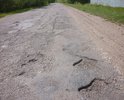 Дорога межмуниципального значения «Селижарово-Ключи», 28 ОП МЗ 28Н-1442, 2 класс, в т.ч.:
- отрезок «Селижарово – М.Гольтино – 15 км» - протяжённость 16,1 км – асфальтовое покрытие; 
- отрезок «15 км - Ключи» - 18 км – гравийный участок дороги.

Описываемый участок дороги: «пос. Селижарово – Крестцы» (10 км), асфальт.

Состояние: асфальтовая дорога в своём продолжении имеет трещины, выбоины, ямы, проломы, выкрашивание, износ поверхности, скопления жидкости (лужи) после дождя.
=========================
Вступление. Дорога «Селижарово-Ключи» имеет особое значение для района, соединяя Селижарово и придорожные деревни с другими районными центрами, например, Кувшиново и областным центром - Тверью. 
В противном случае, людям, при плохом состоянии дороги, в целях проезда к упомянутым городам, приходится делать лишнюю сотню километров объездного пути в противоположную сторону, делая крюк почти через соседний город Осташков. 
=========================
Описание: Вы знаете как асфальт превращается в грунтовку? У вас есть уникальный шанс это увидеть, проехав по этому пути. Ещё не успеваешь выехать из Селижарово, как начинается весёлая дорога, на которой все органы в теле танцуют рок-н-ролл… Особенно у велосипедистов, за исключением скромно едущих по обочине. 
Для автомобилистов тоже есть вилка Мортона – либо проскочить на высокой скорости это кратерное безобразие и накормить голодную выбоину деталями подвески, либо медленно жечь бензин и почтительно объезжать каждую ямку на дороге, изредка расплачиваясь перед какой-либо незамеченной из них то пробуя рулём прочность зубов, то потолком машины - крепость головы.
К слову, ямочки уже заделывали в 2018 году. Правда, безуспешно. То ли ямы пожалели, то ли материала, то ли так «сделали», что ремонта как не было. Дорога стала ещё опаснее и уродливее.
Если ехать на общественном транспорте, особенно по грунтовому участку, любой жалостливый человек будет переживать за автобус, как за живое существо, ибо с тем же успехом транспорт можно было безжалостно спустить с каменной горы. Ущерб для узлов техники будет одинаков. 
Исторически дорога «Селижарово-Ключи» - предмет сказаний региональных и районных чиновников, каждый год на голубом глазу важно и театрально объявляющих или обещающих новые сроки восстановления и асфальтирования, а затем находящих новые проблемы, новые причины отсутствия реального ремонта. 
Вот и сейчас – в конце 2018г. прошла встреча народных слуг Рудени и Осипова, т.е. губернатора области и главы района соответственно. Вокруг этих, как всегда «конструктивных и продуктивных переговоров», было много рекламы, восторженного вздора, пустой информации по этой теме. В сухом же остатке, если вы посмотрите на сайт правительства Тверской области: https://tverreg.ru/programmy/informatsiya-ob-uchastii-pravitelstva-tverskoy-oblasti-v-tselevykh-i-inykh-programmakh/, итог «важной встречи» будет таков – планируют не асфальтировать, а ремонтировать. И ремонтировать не грунтовку, а асфальт. И не весь, а лишь на протяжении до 12 км от Селижарово (региональные планы). И не в целях прямой пользы населению (социальный фактор), а во имя обеспечения туристического потока к Свято-Никольскому храму в дер. Погост-Голенково (рекреационный фактор) и, по-видимому, в целях демонстрации гостям «хороших» дорог.
======================================
Не забывайте и не жадничайте поддерживать наши селижаровские дороги:

в частности,

https://dorogi-onf.ru/problem/55397/
https://dorogi-onf.ru/problem/56403/
https://dorogi-onf.ru/problem/56404/

Чем больше голосов отдаёте и за другие районные проблемные участки, тем больше вероятность ремонта вашей дороги!

============================
