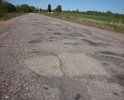 Дорога межмуниципального значения «Селижарово-Ключи», 28 ОП МЗ 28Н-1442, 2 класс, в т.ч.:
- отрезок «Селижарово – М.Гольтино – 15 км» - протяжённость 16,1 км – асфальтовое покрытие; 
- отрезок «15 км - Ключи» - 18 км – гравийный участок дороги.

Описываемый участок дороги: «пос. Селижарово – Крестцы» (10 км), асфальт.

Состояние: асфальтовая дорога в своём продолжении имеет трещины, выбоины, ямы, проломы, выкрашивание, износ поверхности, скопления жидкости (лужи) после дождя.
=========================
Вступление. Дорога «Селижарово-Ключи» имеет особое значение для района, соединяя Селижарово и придорожные деревни с другими районными центрами, например, Кувшиново и областным центром - Тверью. 
В противном случае, людям, при плохом состоянии дороги, в целях проезда к упомянутым городам, приходится делать лишнюю сотню километров объездного пути в противоположную сторону, делая крюк почти через соседний город Осташков. 
=========================
Описание: Вы знаете как асфальт превращается в грунтовку? У вас есть уникальный шанс это увидеть, проехав по этому пути. Ещё не успеваешь выехать из Селижарово, как начинается весёлая дорога, на которой все органы в теле танцуют рок-н-ролл… Особенно у велосипедистов, за исключением скромно едущих по обочине. 
Для автомобилистов тоже есть вилка Мортона – либо проскочить на высокой скорости это кратерное безобразие и накормить голодную выбоину деталями подвески, либо медленно жечь бензин и почтительно объезжать каждую ямку на дороге, изредка расплачиваясь перед какой-либо незамеченной из них то пробуя рулём прочность зубов, то потолком машины - крепость головы.
К слову, ямочки уже заделывали в 2018 году. Правда, безуспешно. То ли ямы пожалели, то ли материала, то ли так «сделали», что ремонта как не было. Дорога стала ещё опаснее и уродливее.
Если ехать на общественном транспорте, особенно по грунтовому участку, любой жалостливый человек будет переживать за автобус, как за живое существо, ибо с тем же успехом транспорт можно было безжалостно спустить с каменной горы. Ущерб для узлов техники будет одинаков. 
Исторически дорога «Селижарово-Ключи» - предмет сказаний региональных и районных чиновников, каждый год на голубом глазу важно и театрально объявляющих или обещающих новые сроки восстановления и асфальтирования, а затем находящих новые проблемы, новые причины отсутствия реального ремонта. 
Вот и сейчас – в конце 2018г. прошла встреча народных слуг Рудени и Осипова, т.е. губернатора области и главы района соответственно. Вокруг этих, как всегда «конструктивных и продуктивных переговоров», было много рекламы, восторженного вздора, пустой информации по этой теме. В сухом же остатке, если вы посмотрите на сайт правительства Тверской области: https://tverreg.ru/programmy/informatsiya-ob-uchastii-pravitelstva-tverskoy-oblasti-v-tselevykh-i-inykh-programmakh/, итог «важной встречи» будет таков – планируют не асфальтировать, а ремонтировать. И ремонтировать не грунтовку, а асфальт. И не весь, а лишь на протяжении до 12 км от Селижарово (региональные планы). И не в целях прямой пользы населению (социальный фактор), а во имя обеспечения туристического потока к Свято-Никольскому храму в дер. Погост-Голенково (рекреационный фактор) и, по-видимому, в целях демонстрации гостям «хороших» дорог.
======================================
Не забывайте и не жадничайте поддерживать наши селижаровские дороги:

в частности,

https://dorogi-onf.ru/problem/55397/
https://dorogi-onf.ru/problem/56403/
https://dorogi-onf.ru/problem/56404/

Чем больше голосов отдаёте и за другие районные проблемные участки, тем больше вероятность ремонта вашей дороги!

============================