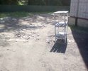 Заезд в детскую больницу весь разбит, ямы в асфальте закладывают кирпичами сами сотрудники больницы от безысходности.