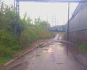 Дорога разбита, отсутствует водосток, в дожди образуется огромная лужа, практически непреодолимая пешеходами.