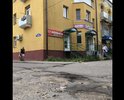 Проезд к дому 78а с ул. Плеханова: несколько глубоких ям и провалившихся колодцев
