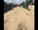 Дорога по ул. Российская лишена твёрдого покрытия. Тротуары полностью отсутствуют.