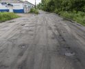 Состояние видно по фотографиям. Больше 5км/ч не разгонишься, в некоторых местах уже цепляешь днищем автомобиля, ходовая часть автомобилей разбивается, кузов весь кренит, в общем  ездить невыносимо. Каждый год одно и тоже, но в этом еще хуже, так как на протяжении двух месяцев ни какие меры по приведению в порядок не принимались.
Хотелось бы знать:
1) когда планируется асфальтирование данного участка,
2) в случае отсутствия указанной дороги в планах строительства, когда будут приняты меры по приведению к соответствию нормативным требованиям.