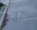 Старый асфальт рассыпается образуют неровности, некоторые жильцы ямы устраняют самостоятельно.