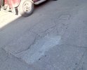 Старый асфальт рассыпается образуют неровности, некоторые жильцы ямы устраняют самостоятельно.