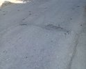 Старый асфальт рассыпается образуют неровности, некоторые жильцы ямы устраняют самостоятельно.