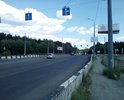 Отсутствует пешеходный переход в указанном месте. Ближайший пешеходный переход - в 400 метрах, в районе остановки городского транспорта, что довольно далеко. Таким образом люди перебегают дорогу в местах, указанных красными стрелками, и могут создать тем самым аварийные ситуации. Действительно, переход в данном месте напрашивается сам собой, там 3 дороги, через одну переход уже есть, а через 2 переходов нет. И пройти сразу из парка в районе Шершнёвской плотины до городского пляжа весьма сложно. К тому же в парке много не только пешеходов, но и велосипедистов.