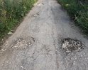 Местами асфальт в трещинах, локальные разрушения, есть глубокие ямы.