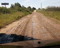От въезда  на дорогу ведущую к деревне и далее по ней  неровности, ямы. Дорога разбитая. Год назад въезд засыпали песком, но ямы через него уже снова проявились. Грейдером ситуацию уже не исправить.