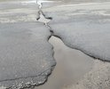 На участке дороги г. Гороховец, ул. Гагарина, д. 34 - д. 74 по краям дорожного полотна образовались большие ямы, что вынуждает водителей смещаться к середине дороги и затрудняет движение встречного транспорта. Кроме того, местами на данном участке образовалась широкая щель по всей ширине дорожного полотна (это видно на фото).