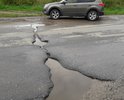 На участке дороги г. Гороховец, ул. Гагарина, д. 34 - д. 74 по краям дорожного полотна образовались большие ямы, что вынуждает водителей смещаться к середине дороги и затрудняет движение встречного транспорта. Кроме того, местами на данном участке образовалась широкая щель по всей ширине дорожного полотна (это видно на фото).