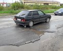 На участке дороги г. Гороховец, ул. Гагарина, д. 34 - д. 74 по краям дорожного полотна образовались большие ямы, что вынуждает водителей смещаться к середине дороги и затрудняет движение встречного транспорта. Кроме того, местами на данном участке образовалась широкая щель по всей ширине дорожного полотна (это видно на фото).