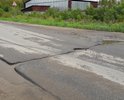 На участке дороги г. Гороховец, ул. Гагарина, д. 34 - д. 74 по краям дорожного полотна образовались большие ямы, что вынуждает водителей смещаться к середине дороги и затрудняет движение встречного транспорта. Кроме того, местами на данном участке образовалась широкая щель по всей ширине дорожного полотна (это видно на фото).