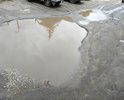 Дорога и стоянка у здания детского отделения больничного комплекса находятся в очень плачевном состоянии. Как на легковых автомобилях подъехать не просто, особенно после дождя, так и родителям с колясками преодолеть эту дорогу длиной менее 100 м, состоящую из полуразрушенных каменных плит с торчащей железной арматурой со всех сторон, получается с трудом. Поэтому многие не желая ездить по этим ямам решают свою проблему, паркуясь под знак "остановка запрещена" на ул. Еловой