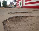 Большие и глубокие ямы в проезде между домами