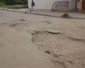 Большие и глубокие ямы в проезде между домами