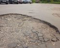 Большие и глубокие ямы в проезде между домами