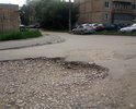 Большие и глубокие ямы в проезде между домами