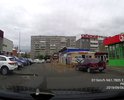 Коммунальщики расковыряли проезжую часть, оставил после себя яму
