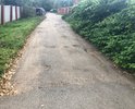 Дорога находится в черте города, не так далеко от центра. Обращения в администрацию не дали результатов. По дороге трудно ездить, постоянно с соседями проводим мелкие ремонты своими силами (засыпаем глубокие ямы). Во многих местах асфальта уже просто нет, стерся до самого грунта)