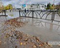 Легендарная уже лужа на перекрестке Коммунистической-Декабристов вновь разлилась на своем привычном месте. После ремонта ливневой канализации и дорожного полотна она стала меньше и почти не заливает остатки тротуара. Тем не менее, мощная ливневка явно не справляется, а пешеходы вынуждены обходить лужу по широкой дуге.
