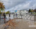 Легендарная уже лужа на перекрестке Коммунистической-Декабристов вновь разлилась на своем привычном месте. После ремонта ливневой канализации и дорожного полотна она стала меньше и почти не заливает остатки тротуара. Тем не менее, мощная ливневка явно не справляется, а пешеходы вынуждены обходить лужу по широкой дуге.