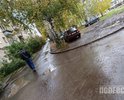 Вообще, лужи и грязь — верные признаки полевского межсезонья.
Вот, к примеру, фото из дворов, местные жителижалуются, что одежды хватает на один выход из дома — после  возвращения приходится все чистить и стирать. И это еще не самые вопиюще грязные дворы!