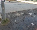Перед закатом сегодня коллеги прошли по Коммунистической. Лужа на перекрестке со Свердлова (с нечетной стороны обеих улиц) на месте! А если учесть, что параллельный тротуар у стены дома перекрыт противопешеходной решеткой, то пожалуйте в воду!
Напомним, эта лужа памятна поколениям выпускников самой центральной школы и просто местных жителей. Она была здесь и 30, и 40 и, скорей всего, и 50 лет назад. Она насмехалась над всеми властями и режимами этих десятилетий — над застоем, перестройкой и ускорением, демократизацией и суверенной демократией. Они приходили и уходили, а лужа появлялась здесь в любую маломальскую непогоду.
И пусть исторически зеленые дома перекрасили в розовенький колер, пусть на площади Ленина не бывает снежного городка, пусть в «Городок солнца» третий год уезжают с окраины, но осталась одна незыблемая традиция — лужа на перекрестке.
Не поставить ли нам возле нее табличку и не признать ли ее культурным достоянием? А то и ее лишимся…