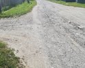 Дорога идет по уклону с горы. Снег, когда тает и дождь размывают щебенку на дороге. В данном месте колея (или русло ручья) настолько глубока, что пересекая дорогу машины "скребут брюхом". Попытки заложить яму кирпичами не помогают.
