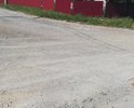 Дорога идет по уклону с горы. Снег, когда тает и дождь размывают щебенку на дороге. В данном месте колея (или русло ручья) настолько глубока, что пересекая дорогу машины "скребут брюхом". Попытки заложить яму кирпичами не помогают.