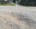 Дорога идет по уклону с горы. Снег, когда тает и дождь размывают щебенку на дороге. В данном месте колея (или русло ручья) настолько глубока, что пересекая дорогу машины "скребут брюхом". Попытки заложить яму кирпичами не помогают.