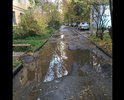Во дворе дома и вокруг дома номер 6 по улице Мусоргского отсутствует нормальная дорога. Одни ямы и выбоины.