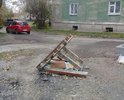 Микрорайон Черемушки находится в самом центре города и машины ездят между домов как по центральным улицам. Асфальт с дорог сошел еще в конце 80-х, а теперь начинает проваливаться. Яма в Черемушках уже не новая, раньше здесь стояла "палка в дырке". Теперь у нее появилась горловина, заменившая едва заметную вешку. Станет ли она капитальной — увидим.