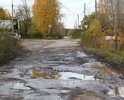 Из письма в редакцию газеты жителей улицы Урицкого:
«Уважаемая «Рабочая правда», приезжайте посмотреть на улицу, забытую администрацией города, Богом и чёртом, – улицу Урицкого... Чего же нет на улице Урицкого?
1. Нет дороги, т.к. то, что есть сейчас, дорогой назвать нельзя. Здесь колдобины глубиной 150 мм через каждые 2,5–4 м, глубиной до 100 мм на каждом шагу, да и на выезде на улицу К. Маркса устроен выступ высотой 100 мм.
2. Нет тротуаров и нет входов с улицы на асфальт улиц Володарского и К. Маркса, а те, что есть, протоптаны жителями через заросли сорняков высотой до 1,5–2 м. И в дожди, и в весенне-осеннюю распутицу нужно ходить в резиновых сапогах.
...
4. Нет канав ливневой канализации, т.к. те были заилены и заросли кустарниками и сорняками высотой 1,5–2 м. Места, где были канавы, залиты водой с мая месяца до настоящего времени (середина сентября – прим. ред.). Уровень воды на уровне полотна дороги. По этой причине подтопляются дома № 28, 30, 32, 35, 37 и др.
...