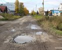 Из письма в редакцию газеты жителей улицы Урицкого:
«Уважаемая «Рабочая правда», приезжайте посмотреть на улицу, забытую администрацией города, Богом и чёртом, – улицу Урицкого... Чего же нет на улице Урицкого?
1. Нет дороги, т.к. то, что есть сейчас, дорогой назвать нельзя. Здесь колдобины глубиной 150 мм через каждые 2,5–4 м, глубиной до 100 мм на каждом шагу, да и на выезде на улицу К. Маркса устроен выступ высотой 100 мм.
2. Нет тротуаров и нет входов с улицы на асфальт улиц Володарского и К. Маркса, а те, что есть, протоптаны жителями через заросли сорняков высотой до 1,5–2 м. И в дожди, и в весенне-осеннюю распутицу нужно ходить в резиновых сапогах.
...
4. Нет канав ливневой канализации, т.к. те были заилены и заросли кустарниками и сорняками высотой 1,5–2 м. Места, где были канавы, залиты водой с мая месяца до настоящего времени (середина сентября – прим. ред.). Уровень воды на уровне полотна дороги. По этой причине подтопляются дома № 28, 30, 32, 35, 37 и др.
...