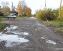 Из письма в редакцию газеты жителей улицы Урицкого:
«Уважаемая «Рабочая правда», приезжайте посмотреть на улицу, забытую администрацией города, Богом и чёртом, – улицу Урицкого... Чего же нет на улице Урицкого?
1. Нет дороги, т.к. то, что есть сейчас, дорогой назвать нельзя. Здесь колдобины глубиной 150 мм через каждые 2,5–4 м, глубиной до 100 мм на каждом шагу, да и на выезде на улицу К. Маркса устроен выступ высотой 100 мм.
2. Нет тротуаров и нет входов с улицы на асфальт улиц Володарского и К. Маркса, а те, что есть, протоптаны жителями через заросли сорняков высотой до 1,5–2 м. И в дожди, и в весенне-осеннюю распутицу нужно ходить в резиновых сапогах.
...
4. Нет канав ливневой канализации, т.к. те были заилены и заросли кустарниками и сорняками высотой 1,5–2 м. Места, где были канавы, залиты водой с мая месяца до настоящего времени (середина сентября – прим. ред.). Уровень воды на уровне полотна дороги. По этой причине подтопляются дома № 28, 30, 32, 35, 37 и др.
...