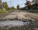 Из письма в редакцию газеты жителей улицы Урицкого:
«Уважаемая «Рабочая правда», приезжайте посмотреть на улицу, забытую администрацией города, Богом и чёртом, – улицу Урицкого... Чего же нет на улице Урицкого?
1. Нет дороги, т.к. то, что есть сейчас, дорогой назвать нельзя. Здесь колдобины глубиной 150 мм через каждые 2,5–4 м, глубиной до 100 мм на каждом шагу, да и на выезде на улицу К. Маркса устроен выступ высотой 100 мм.
2. Нет тротуаров и нет входов с улицы на асфальт улиц Володарского и К. Маркса, а те, что есть, протоптаны жителями через заросли сорняков высотой до 1,5–2 м. И в дожди, и в весенне-осеннюю распутицу нужно ходить в резиновых сапогах.
...
4. Нет канав ливневой канализации, т.к. те были заилены и заросли кустарниками и сорняками высотой 1,5–2 м. Места, где были канавы, залиты водой с мая месяца до настоящего времени (середина сентября – прим. ред.). Уровень воды на уровне полотна дороги. По этой причине подтопляются дома № 28, 30, 32, 35, 37 и др.
...