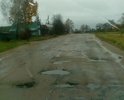 Так выглядит  дорога с а/б покрытием, после того как песок и гравий из смеси, которой её засыпали лет 12 назад чтобы прикрыть выбоины, снесло с помощью природы и человека на обочины. Последние два года процесс разрушения полотна ускорился и теперь это  езда с препятствиями.  В сухую погоду деревня задыхается от пыли, а зимой в сильные морозы дорога превращается в каток, так как посыпать песчано-солевой смесью нельзя, для дороги лучше чтобы она была в "ледовом панцире" объясняют дорожные службы.