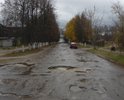 Проехать по проезду Урожайный очень трудно - много ям, асфальт разбит. Года два назад делали ремонт - помазали тонким слоем асфальта, почти всё развалилось. Беда в том, что судя по всему, под дорогой старая булыжная мостовая, а на ней асфальт не лежит долго. По хорошему надо булыжник убирать, делать нормальную подушку и т.д. А трафик довольно бодрый а мог бы быть на порядок выше.