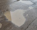 Разрушенный асфальт местами и ямы на участке