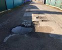На участке дороги по переулку Полковой множественные дефекты дорожного покрытия в виде ям и пучинообразований.