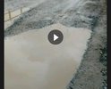 К остановке пешеходу пройти беспрепятственно невозможно! 
Утопаешь в грязи по щиколотку!
Все жители принимают строительство дороги и терпят неудобства, но такое свинство просто зашкаливает! 
Ведь есть возможность засыпать просто щебнем тропинку, да хоть узкую звериную тропу!