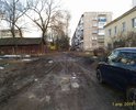 Вот через такую слякоть приходится пробираться жителям дома № 38/65 и 40 по ул. Елисеева во Ржеве Тверской области…
После личного приёма Администрация г. Ржева произвела ямочную подсыпку гравием, но... ровно половину придомовой территории дома, направив письмо от 18.08.2017 г. за подписью зам. Главы г. Ржева Сияркина Е. С., в котором сообщалось: «Работы по подсыпке дорожного полотна и ликвидации несанкционированной свалки... будут выполнены силами управляющей компании МУП г. Ржева "Содействие"»... 
Не подсыпали.
Тогда мы в 2018 г. обратились в суд с иском к Администрации г. Ржева и управляющей организации МУП г. Ржева «Со-действие» с требованиями произвести благоустройство придомовой территории: ликвидировать земляную насыпь и стихийную мусорную свалку во дворе дома № 38/65 по ул. Елисеева в г. Ржеве, произвести подсыпку гравием (щебнем) придомовой территории, обустроить съезды во двор с проезжей части улицы Елисеева между домами № 38/65 и № 40 и улицы Революции во обеспечение проезда личного автотранспорта и специального автотранспорта («скорой медицинской помощи» и пожарных расчетов)… Решением Ржевского горсуда Тверской области от 22.11.2018 г., оставленному в силе Твероблсудом, в удовлетворении иска отказано! Истцы НЕ ДОКАЗАЛИ, что живут в свинарнике и по уши в грязи! Так и живем в дерьме как быдло народное! Вот и подумайте: это дорожная непроходимость или чиновничья...