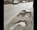 дорожное покрытие не соответствует ГОСТ Р 50597-2017
ямы глубиной более 15 см
на дороге валяются куски скальной породы
отсутствуют бордюры, дренажная система