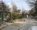 В городе-герое Феодосии проезжая часть по ул. Анюнаса от АГК "Горный" до пересечения с ул. Симферопольское шоссе не соответствует требованиям пункта 5.2.4 ГОСТ Р 50597-2017 "Дороги автомобильные и улицы. Требования к эксплуатационному состоянию, допустимому по условиям обеспечения безопасности дорожного движения. Методы контроля". Согласно Распоряжения Правительства РФ от 04.11.2017 N 2438-р "Об утверждении перечня документов по стандартизации, обязательное применение которых обеспечивает безопасность дорожного движения при его организации на территории РФ", указанные требования ГОСТ Р 50597-2017 являются обязательными. Прошу Вашего содействия в обеспечении безопасности дорожного движения в установленный пунктом 5.2.4 ГОСТ Р 50597-2017 срок.