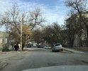 В городе-герое Феодосии проезжая часть по ул. Анюнаса от АГК "Горный" до пересечения с ул. Симферопольское шоссе не соответствует требованиям пункта 5.2.4 ГОСТ Р 50597-2017 "Дороги автомобильные и улицы. Требования к эксплуатационному состоянию, допустимому по условиям обеспечения безопасности дорожного движения. Методы контроля". Согласно Распоряжения Правительства РФ от 04.11.2017 N 2438-р "Об утверждении перечня документов по стандартизации, обязательное применение которых обеспечивает безопасность дорожного движения при его организации на территории РФ", указанные требования ГОСТ Р 50597-2017 являются обязательными. Прошу Вашего содействия в обеспечении безопасности дорожного движения в установленный пунктом 5.2.4 ГОСТ Р 50597-2017 срок.