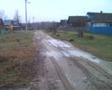 Здравствуйте! На протяжении многих лет жители деревни Острова просят отремонтировать деревенскую дорогу. Писали и в администрацию пос.Аббакумово, и в администрацию г.Гусь - Хрустальный, и губернатору Владимирской области (тогда ещё) Орловой С.М.,обращались к депутатам,а воз и ныне там. До деревни доехать тоже большая проблема, так как дорога идущая от пос.Гусевский разбита вдрызг - ухаб на ухабе. Дорога не ремонтировалась лет 30-35. Усугубляется ситуация тем, что вдоль этой дороги ведутся торфоразработки и грузовой транспорт с тракторами разбивают остатки полотна. Везде грязь, жижа торфяная и огромные дыры. В деревню отказываются уже ездить и автобусы, и автолавка продуктовая, и скорая помощь. В деревне живут,в основном,пожилые люди!!! Для них жизненно необходима эта дорога. Неделю назад в деревне всё  таки дорогу ремонтировать стали,но как у нас часто бывает, всё сделали ужасно: песок насыпали ,но не утромбовали; гальку покидали,но не по всей длине,а только в самых глубоких ямах; катком полотно не уплотнили. Теперь после дождей вся эта красота превратилась в размазню. Опять рытвины и грязь.Никто данную работу по акту не принимал. На претензии граждан в администрации пос.Аббакумово отвечают,что денег не хватило и вешают трубку! И стоит эта дорога опять брошенная, и никому дела нет до живущих там стариков! Помогите,пожалуйста!