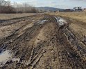 Дорога практически отсутствует, в осенне-зимний период на обычном автотранспорте не проехать, ее размывает дождями, скорая или пожарная машины не проедут.