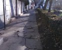 Разрушено покрытие тротуара